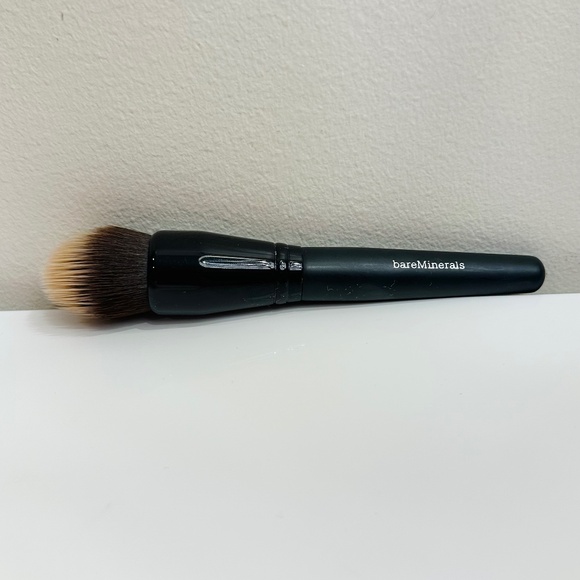 bareMinerals Smoothing Face Brush - Picture 1 of 1